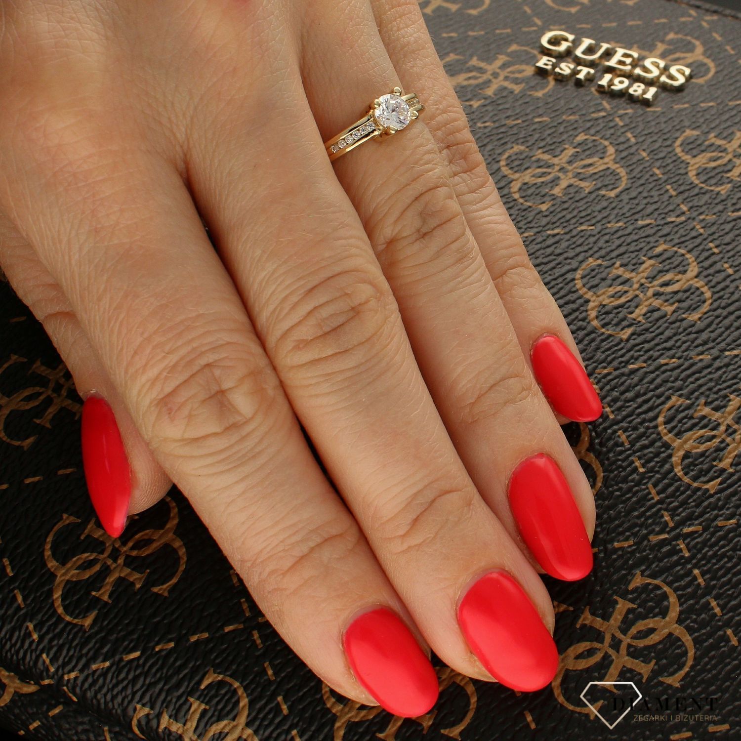 Złoty pierścionek 585 z cyrkonią zaręczynowy PI 6104. Złoty pierścionek klasyczny. Złoty pierścionek damski. Złoty pierścionek z cyrkonią. Złoty pierścionek wysadzany cyrkon.jpg